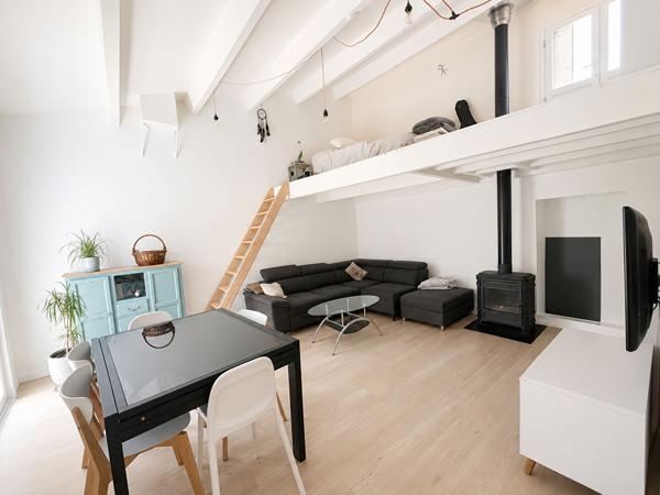 Maison mitoyenne 98 m2 entièrement rénovée avec terrasse et dépendances à Noyers Sur Jabron , Alpes de haute Provence