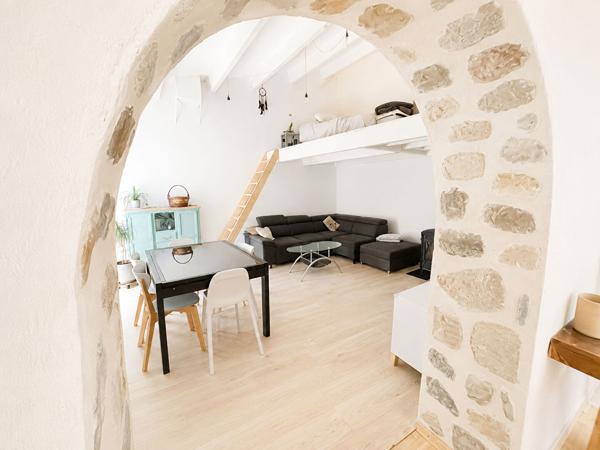 Maison mitoyenne 98 m2 entièrement rénovée avec terrasse et dépendances à Noyers Sur Jabron , Alpes de haute Provence