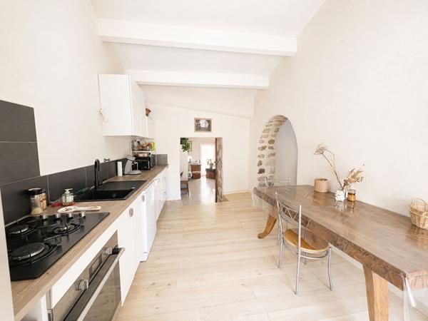 Maison mitoyenne 98 m2 entièrement rénovée avec terrasse et dépendances à Noyers Sur Jabron , Alpes de haute Provence