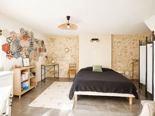 Maison mitoyenne 98 m2 entièrement rénovée avec terrasse et dépendances à Noyers Sur Jabron , Alpes de haute Provence