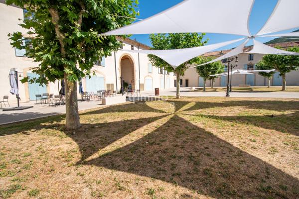 Duplex atypique dans un bâtiment historique.