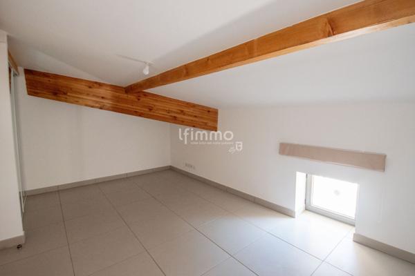 Duplex atypique dans un bâtiment historique.