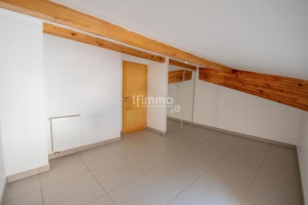 Duplex atypique dans un bâtiment historique.