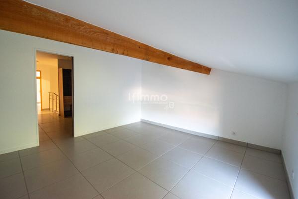 Duplex atypique dans un bâtiment historique.