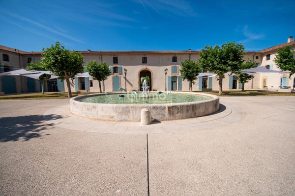 Duplex atypique dans un bâtiment historique.