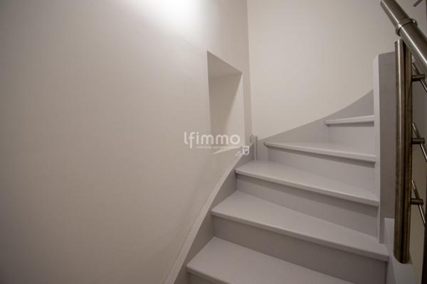 Duplex atypique dans un bâtiment historique.