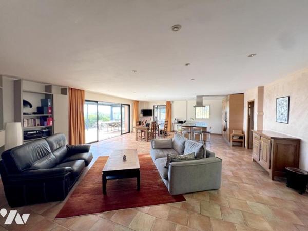 FAYENCE. Adrech du Peyron, Propriété 224m² : avec maison de 185m², dépendance T2 de 39m² et piscine.