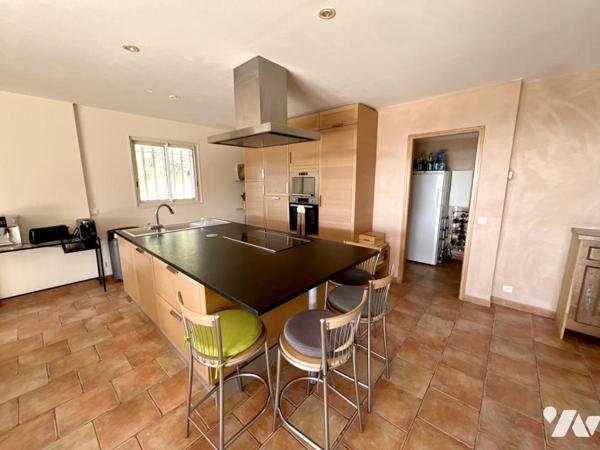 FAYENCE. Adrech du Peyron, Propriété 224m² : avec maison de 185m², dépendance T2 de 39m² et piscine.