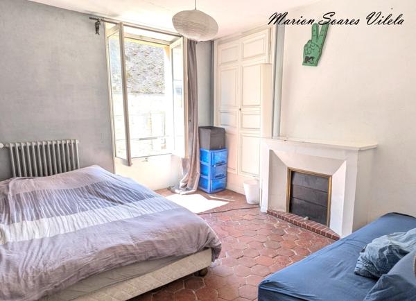 Maison de caractère de 99 m² avec cour + grenier aménageable.