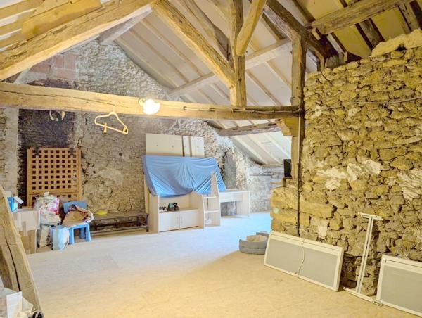 Maison de caractère de 99 m² avec cour + grenier aménageable.