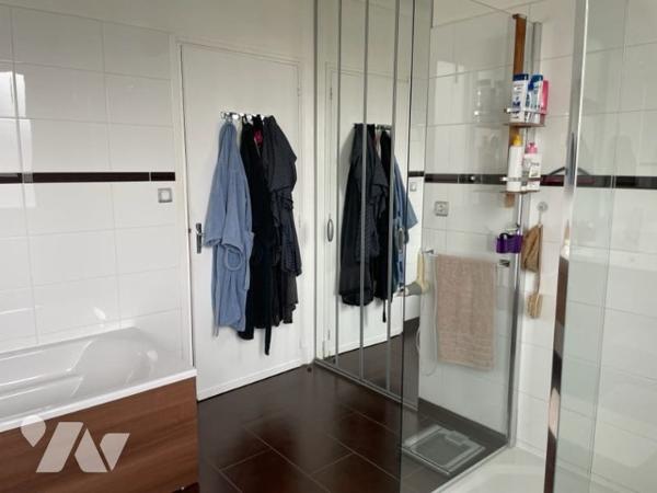 MAISON INDIVIDUELLE - JARDIN - HANGAR,  divisée en 2 logements distincts de type 4 en très bon état