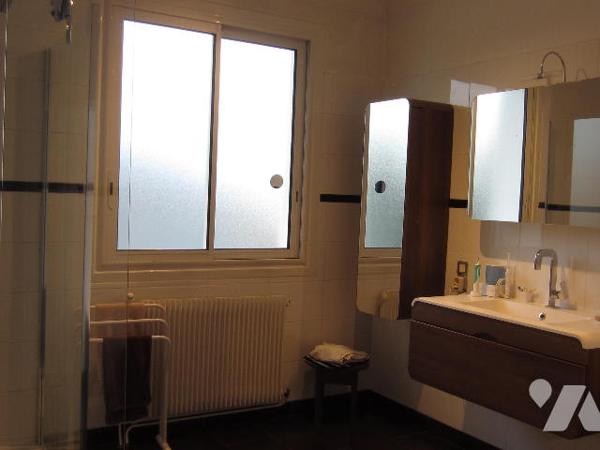 MAISON INDIVIDUELLE - JARDIN - HANGAR,  divisée en 2 logements distincts de type 4 en très bon état