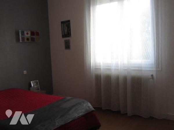 MAISON INDIVIDUELLE - JARDIN - HANGAR,  divisée en 2 logements distincts de type 4 en très bon état