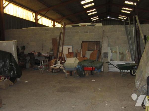 MAISON INDIVIDUELLE - JARDIN - HANGAR,  divisée en 2 logements distincts de type 4 en très bon état