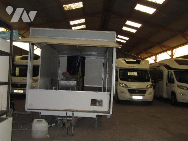 MAISON INDIVIDUELLE - JARDIN - HANGAR,  divisée en 2 logements distincts de type 4 en très bon état