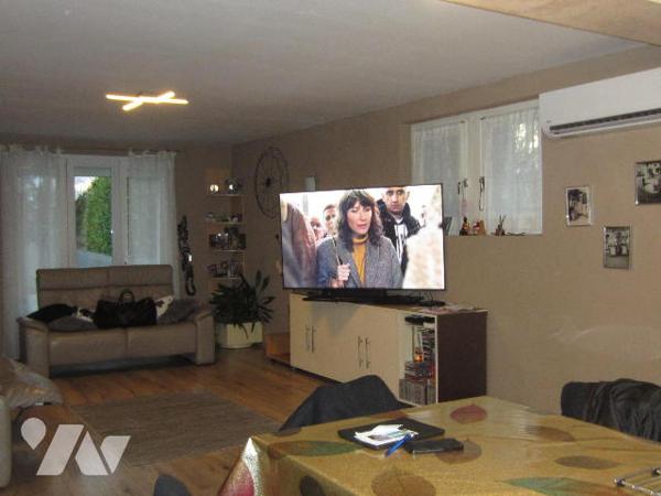 MAISON INDIVIDUELLE - JARDIN - HANGAR,  divisée en 2 logements distincts de type 4 en très bon état