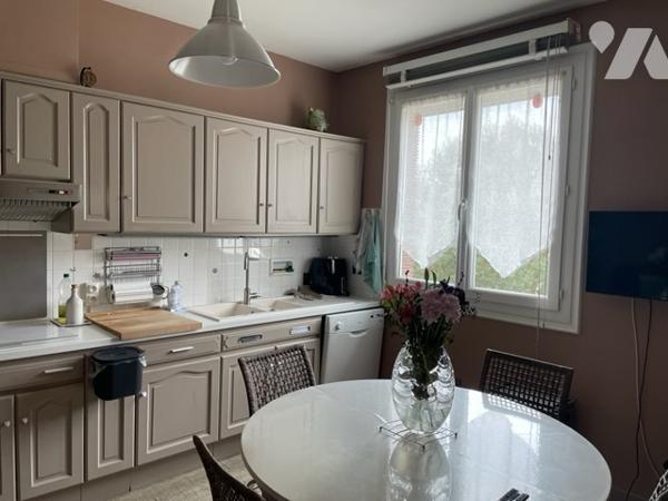 MAISON INDIVIDUELLE - JARDIN - HANGAR,  divisée en 2 logements distincts de type 4 en très bon état