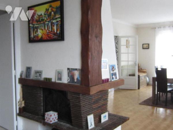 MAISON INDIVIDUELLE - JARDIN - HANGAR,  divisée en 2 logements distincts de type 4 en très bon état