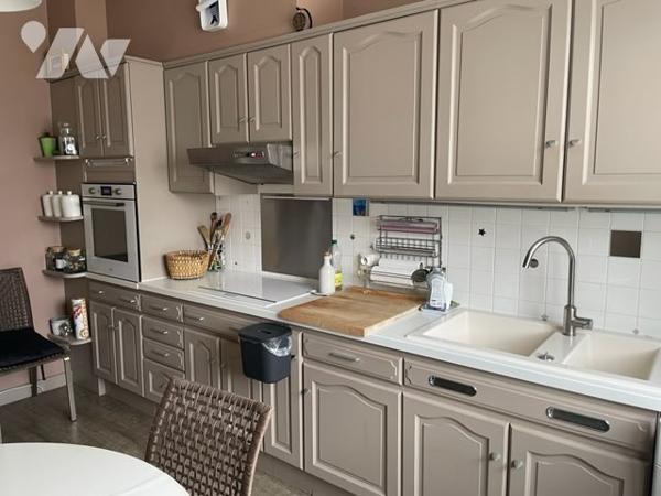 MAISON INDIVIDUELLE - JARDIN - HANGAR,  divisée en 2 logements distincts de type 4 en très bon état