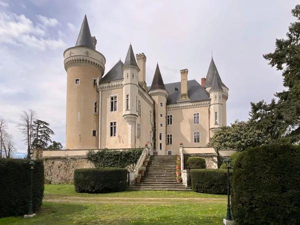 Superbe château et bâtiments historiques - Un trésor intemporel à découvrir