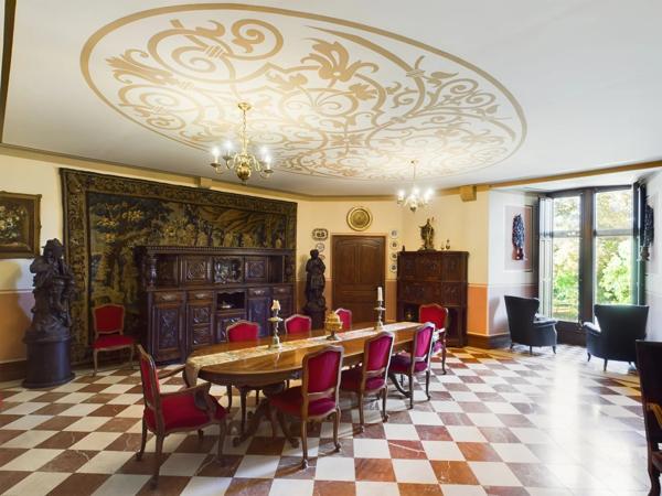 Superbe château et bâtiments historiques - Un trésor intemporel à découvrir