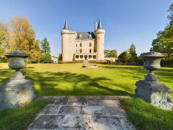 Superbe château et bâtiments historiques - Un trésor intemporel à découvrir