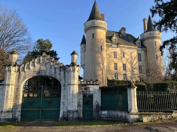 Superbe château et bâtiments historiques - Un trésor intemporel à découvrir