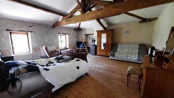 Maison charentaise avec sa piscine et ses dépendances