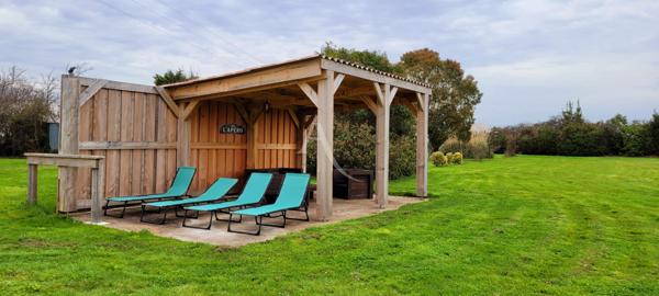 Maison charentaise avec sa piscine et ses dépendances