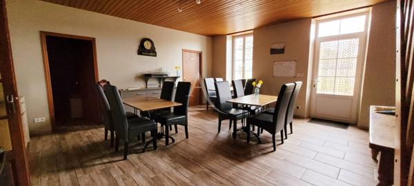 Maison charentaise avec sa piscine et ses dépendances