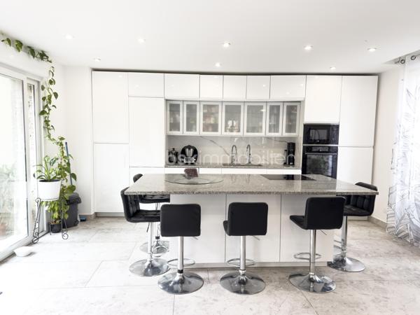 ✨ Maison de caractère – 160 m² rénovés avec goût – Centre historique de Nemours
💰 Prix : 389 000 € FAI | Nemours (77)
Vous rêvez d’un lieu qui allie cachet de l’ancien et confort moderne ?
Cette maison de charme de 160 m², entièrement rénovée, est un véritable bijou caché au cœur historique de Nemours.

Ici, murs en pierre, poutres apparentes et matériaux haut de gamme se mêlent à des équipements modernes pour offrir un confort absolu.

Ses points forts :
Volumes généreux : 9 pièces, dont 3 grandes chambres et un bureau
3 salles de bains et 3 WC : confort pour toute la famille
2 cuisines : idéal pour famille recomposée, colocation ou investissement locatif
Rénovation haut de gamme : double vitrage, climatisation, cuisine en granite
Maison saine, climatisée et raccordée à la fibre
Calme absolu malgré la situation en plein centre-ville
Un cadre de vie idéal :
1 min à pied des commerces, écoles et mairie
Bus à 90 m, école à 180 m, lycée à 300 m
Gare SNCF à 8 min à pied (Paris Gare de Lyon en 55 min)
Stationnement facile à proximité
Pour qui ?
Grande famille en quête d’espace et de confort
Profession libérale avec besoin d’un espace bureau
Investisseur souhaitant créer un logement indépendant ou valoriser un bien patrimonial
📍 Emplacement premium – Charme authentique – Prête à vivre
💬 Contactez-moi dès aujourd’hui pour planifier votre visite et découvrir tout le potentiel de cette maison unique.