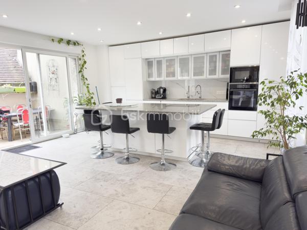 ✨ Maison de caractère – 160 m² rénovés avec goût – Centre historique de Nemours
💰 Prix : 389 000 € FAI | Nemours (77)
Vous rêvez d’un lieu qui allie cachet de l’ancien et confort moderne ?
Cette maison de charme de 160 m², entièrement rénovée, est un véritable bijou caché au cœur historique de Nemours.

Ici, murs en pierre, poutres apparentes et matériaux haut de gamme se mêlent à des équipements modernes pour offrir un confort absolu.

Ses points forts :
Volumes généreux : 9 pièces, dont 3 grandes chambres et un bureau
3 salles de bains et 3 WC : confort pour toute la famille
2 cuisines : idéal pour famille recomposée, colocation ou investissement locatif
Rénovation haut de gamme : double vitrage, climatisation, cuisine en granite
Maison saine, climatisée et raccordée à la fibre
Calme absolu malgré la situation en plein centre-ville
Un cadre de vie idéal :
1 min à pied des commerces, écoles et mairie
Bus à 90 m, école à 180 m, lycée à 300 m
Gare SNCF à 8 min à pied (Paris Gare de Lyon en 55 min)
Stationnement facile à proximité
Pour qui ?
Grande famille en quête d’espace et de confort
Profession libérale avec besoin d’un espace bureau
Investisseur souhaitant créer un logement indépendant ou valoriser un bien patrimonial
📍 Emplacement premium – Charme authentique – Prête à vivre
💬 Contactez-moi dès aujourd’hui pour planifier votre visite et découvrir tout le potentiel de cette maison unique.