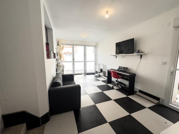 ✨ Maison de caractère – 160 m² rénovés avec goût – Centre historique de Nemours
💰 Prix : 389 000 € FAI | Nemours (77)
Vous rêvez d’un lieu qui allie cachet de l’ancien et confort moderne ?
Cette maison de charme de 160 m², entièrement rénovée, est un véritable bijou caché au cœur historique de Nemours.

Ici, murs en pierre, poutres apparentes et matériaux haut de gamme se mêlent à des équipements modernes pour offrir un confort absolu.

Ses points forts :
Volumes généreux : 9 pièces, dont 3 grandes chambres et un bureau
3 salles de bains et 3 WC : confort pour toute la famille
2 cuisines : idéal pour famille recomposée, colocation ou investissement locatif
Rénovation haut de gamme : double vitrage, climatisation, cuisine en granite
Maison saine, climatisée et raccordée à la fibre
Calme absolu malgré la situation en plein centre-ville
Un cadre de vie idéal :
1 min à pied des commerces, écoles et mairie
Bus à 90 m, école à 180 m, lycée à 300 m
Gare SNCF à 8 min à pied (Paris Gare de Lyon en 55 min)
Stationnement facile à proximité
Pour qui ?
Grande famille en quête d’espace et de confort
Profession libérale avec besoin d’un espace bureau
Investisseur souhaitant créer un logement indépendant ou valoriser un bien patrimonial
📍 Emplacement premium – Charme authentique – Prête à vivre
💬 Contactez-moi dès aujourd’hui pour planifier votre visite et découvrir tout le potentiel de cette maison unique.