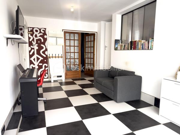 ✨ Maison de caractère – 160 m² rénovés avec goût – Centre historique de Nemours
💰 Prix : 389 000 € FAI | Nemours (77)
Vous rêvez d’un lieu qui allie cachet de l’ancien et confort moderne ?
Cette maison de charme de 160 m², entièrement rénovée, est un véritable bijou caché au cœur historique de Nemours.

Ici, murs en pierre, poutres apparentes et matériaux haut de gamme se mêlent à des équipements modernes pour offrir un confort absolu.

Ses points forts :
Volumes généreux : 9 pièces, dont 3 grandes chambres et un bureau
3 salles de bains et 3 WC : confort pour toute la famille
2 cuisines : idéal pour famille recomposée, colocation ou investissement locatif
Rénovation haut de gamme : double vitrage, climatisation, cuisine en granite
Maison saine, climatisée et raccordée à la fibre
Calme absolu malgré la situation en plein centre-ville
Un cadre de vie idéal :
1 min à pied des commerces, écoles et mairie
Bus à 90 m, école à 180 m, lycée à 300 m
Gare SNCF à 8 min à pied (Paris Gare de Lyon en 55 min)
Stationnement facile à proximité
Pour qui ?
Grande famille en quête d’espace et de confort
Profession libérale avec besoin d’un espace bureau
Investisseur souhaitant créer un logement indépendant ou valoriser un bien patrimonial
📍 Emplacement premium – Charme authentique – Prête à vivre
💬 Contactez-moi dès aujourd’hui pour planifier votre visite et découvrir tout le potentiel de cette maison unique.