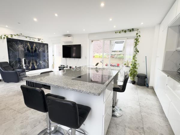 ✨ Maison de caractère – 160 m² rénovés avec goût – Centre historique de Nemours
💰 Prix : 389 000 € FAI | Nemours (77)
Vous rêvez d’un lieu qui allie cachet de l’ancien et confort moderne ?
Cette maison de charme de 160 m², entièrement rénovée, est un véritable bijou caché au cœur historique de Nemours.

Ici, murs en pierre, poutres apparentes et matériaux haut de gamme se mêlent à des équipements modernes pour offrir un confort absolu.

Ses points forts :
Volumes généreux : 9 pièces, dont 3 grandes chambres et un bureau
3 salles de bains et 3 WC : confort pour toute la famille
2 cuisines : idéal pour famille recomposée, colocation ou investissement locatif
Rénovation haut de gamme : double vitrage, climatisation, cuisine en granite
Maison saine, climatisée et raccordée à la fibre
Calme absolu malgré la situation en plein centre-ville
Un cadre de vie idéal :
1 min à pied des commerces, écoles et mairie
Bus à 90 m, école à 180 m, lycée à 300 m
Gare SNCF à 8 min à pied (Paris Gare de Lyon en 55 min)
Stationnement facile à proximité
Pour qui ?
Grande famille en quête d’espace et de confort
Profession libérale avec besoin d’un espace bureau
Investisseur souhaitant créer un logement indépendant ou valoriser un bien patrimonial
📍 Emplacement premium – Charme authentique – Prête à vivre
💬 Contactez-moi dès aujourd’hui pour planifier votre visite et découvrir tout le potentiel de cette maison unique.