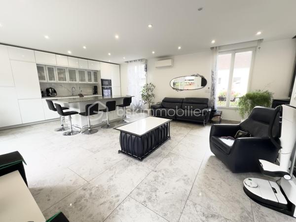 ✨ Maison de caractère – 160 m² rénovés avec goût – Centre historique de Nemours
💰 Prix : 389 000 € FAI | Nemours (77)
Vous rêvez d’un lieu qui allie cachet de l’ancien et confort moderne ?
Cette maison de charme de 160 m², entièrement rénovée, est un véritable bijou caché au cœur historique de Nemours.

Ici, murs en pierre, poutres apparentes et matériaux haut de gamme se mêlent à des équipements modernes pour offrir un confort absolu.

Ses points forts :
Volumes généreux : 9 pièces, dont 3 grandes chambres et un bureau
3 salles de bains et 3 WC : confort pour toute la famille
2 cuisines : idéal pour famille recomposée, colocation ou investissement locatif
Rénovation haut de gamme : double vitrage, climatisation, cuisine en granite
Maison saine, climatisée et raccordée à la fibre
Calme absolu malgré la situation en plein centre-ville
Un cadre de vie idéal :
1 min à pied des commerces, écoles et mairie
Bus à 90 m, école à 180 m, lycée à 300 m
Gare SNCF à 8 min à pied (Paris Gare de Lyon en 55 min)
Stationnement facile à proximité
Pour qui ?
Grande famille en quête d’espace et de confort
Profession libérale avec besoin d’un espace bureau
Investisseur souhaitant créer un logement indépendant ou valoriser un bien patrimonial
📍 Emplacement premium – Charme authentique – Prête à vivre
💬 Contactez-moi dès aujourd’hui pour planifier votre visite et découvrir tout le potentiel de cette maison unique.