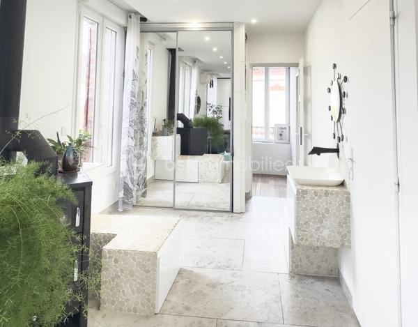 ✨ Maison de caractère – 160 m² rénovés avec goût – Centre historique de Nemours
💰 Prix : 389 000 € FAI | Nemours (77)
Vous rêvez d’un lieu qui allie cachet de l’ancien et confort moderne ?
Cette maison de charme de 160 m², entièrement rénovée, est un véritable bijou caché au cœur historique de Nemours.

Ici, murs en pierre, poutres apparentes et matériaux haut de gamme se mêlent à des équipements modernes pour offrir un confort absolu.

Ses points forts :
Volumes généreux : 9 pièces, dont 3 grandes chambres et un bureau
3 salles de bains et 3 WC : confort pour toute la famille
2 cuisines : idéal pour famille recomposée, colocation ou investissement locatif
Rénovation haut de gamme : double vitrage, climatisation, cuisine en granite
Maison saine, climatisée et raccordée à la fibre
Calme absolu malgré la situation en plein centre-ville
Un cadre de vie idéal :
1 min à pied des commerces, écoles et mairie
Bus à 90 m, école à 180 m, lycée à 300 m
Gare SNCF à 8 min à pied (Paris Gare de Lyon en 55 min)
Stationnement facile à proximité
Pour qui ?
Grande famille en quête d’espace et de confort
Profession libérale avec besoin d’un espace bureau
Investisseur souhaitant créer un logement indépendant ou valoriser un bien patrimonial
📍 Emplacement premium – Charme authentique – Prête à vivre
💬 Contactez-moi dès aujourd’hui pour planifier votre visite et découvrir tout le potentiel de cette maison unique.