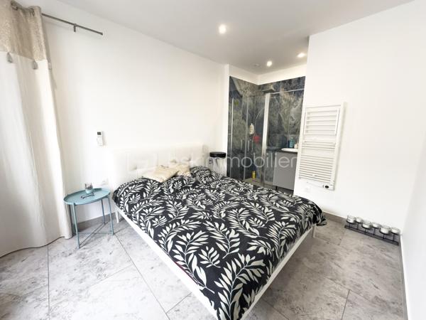 ✨ Maison de caractère – 160 m² rénovés avec goût – Centre historique de Nemours
💰 Prix : 389 000 € FAI | Nemours (77)
Vous rêvez d’un lieu qui allie cachet de l’ancien et confort moderne ?
Cette maison de charme de 160 m², entièrement rénovée, est un véritable bijou caché au cœur historique de Nemours.

Ici, murs en pierre, poutres apparentes et matériaux haut de gamme se mêlent à des équipements modernes pour offrir un confort absolu.

Ses points forts :
Volumes généreux : 9 pièces, dont 3 grandes chambres et un bureau
3 salles de bains et 3 WC : confort pour toute la famille
2 cuisines : idéal pour famille recomposée, colocation ou investissement locatif
Rénovation haut de gamme : double vitrage, climatisation, cuisine en granite
Maison saine, climatisée et raccordée à la fibre
Calme absolu malgré la situation en plein centre-ville
Un cadre de vie idéal :
1 min à pied des commerces, écoles et mairie
Bus à 90 m, école à 180 m, lycée à 300 m
Gare SNCF à 8 min à pied (Paris Gare de Lyon en 55 min)
Stationnement facile à proximité
Pour qui ?
Grande famille en quête d’espace et de confort
Profession libérale avec besoin d’un espace bureau
Investisseur souhaitant créer un logement indépendant ou valoriser un bien patrimonial
📍 Emplacement premium – Charme authentique – Prête à vivre
💬 Contactez-moi dès aujourd’hui pour planifier votre visite et découvrir tout le potentiel de cette maison unique.