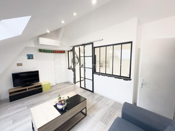 ✨ Maison de caractère – 160 m² rénovés avec goût – Centre historique de Nemours
💰 Prix : 389 000 € FAI | Nemours (77)
Vous rêvez d’un lieu qui allie cachet de l’ancien et confort moderne ?
Cette maison de charme de 160 m², entièrement rénovée, est un véritable bijou caché au cœur historique de Nemours.

Ici, murs en pierre, poutres apparentes et matériaux haut de gamme se mêlent à des équipements modernes pour offrir un confort absolu.

Ses points forts :
Volumes généreux : 9 pièces, dont 3 grandes chambres et un bureau
3 salles de bains et 3 WC : confort pour toute la famille
2 cuisines : idéal pour famille recomposée, colocation ou investissement locatif
Rénovation haut de gamme : double vitrage, climatisation, cuisine en granite
Maison saine, climatisée et raccordée à la fibre
Calme absolu malgré la situation en plein centre-ville
Un cadre de vie idéal :
1 min à pied des commerces, écoles et mairie
Bus à 90 m, école à 180 m, lycée à 300 m
Gare SNCF à 8 min à pied (Paris Gare de Lyon en 55 min)
Stationnement facile à proximité
Pour qui ?
Grande famille en quête d’espace et de confort
Profession libérale avec besoin d’un espace bureau
Investisseur souhaitant créer un logement indépendant ou valoriser un bien patrimonial
📍 Emplacement premium – Charme authentique – Prête à vivre
💬 Contactez-moi dès aujourd’hui pour planifier votre visite et découvrir tout le potentiel de cette maison unique.