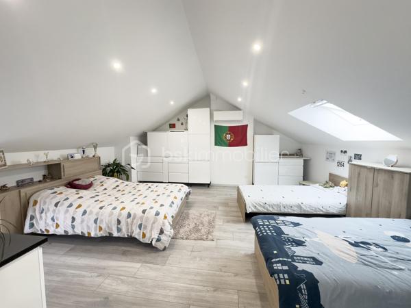 ✨ Maison de caractère – 160 m² rénovés avec goût – Centre historique de Nemours
💰 Prix : 389 000 € FAI | Nemours (77)
Vous rêvez d’un lieu qui allie cachet de l’ancien et confort moderne ?
Cette maison de charme de 160 m², entièrement rénovée, est un véritable bijou caché au cœur historique de Nemours.

Ici, murs en pierre, poutres apparentes et matériaux haut de gamme se mêlent à des équipements modernes pour offrir un confort absolu.

Ses points forts :
Volumes généreux : 9 pièces, dont 3 grandes chambres et un bureau
3 salles de bains et 3 WC : confort pour toute la famille
2 cuisines : idéal pour famille recomposée, colocation ou investissement locatif
Rénovation haut de gamme : double vitrage, climatisation, cuisine en granite
Maison saine, climatisée et raccordée à la fibre
Calme absolu malgré la situation en plein centre-ville
Un cadre de vie idéal :
1 min à pied des commerces, écoles et mairie
Bus à 90 m, école à 180 m, lycée à 300 m
Gare SNCF à 8 min à pied (Paris Gare de Lyon en 55 min)
Stationnement facile à proximité
Pour qui ?
Grande famille en quête d’espace et de confort
Profession libérale avec besoin d’un espace bureau
Investisseur souhaitant créer un logement indépendant ou valoriser un bien patrimonial
📍 Emplacement premium – Charme authentique – Prête à vivre
💬 Contactez-moi dès aujourd’hui pour planifier votre visite et découvrir tout le potentiel de cette maison unique.