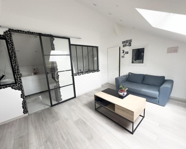 ✨ Maison de caractère – 160 m² rénovés avec goût – Centre historique de Nemours
💰 Prix : 389 000 € FAI | Nemours (77)
Vous rêvez d’un lieu qui allie cachet de l’ancien et confort moderne ?
Cette maison de charme de 160 m², entièrement rénovée, est un véritable bijou caché au cœur historique de Nemours.

Ici, murs en pierre, poutres apparentes et matériaux haut de gamme se mêlent à des équipements modernes pour offrir un confort absolu.

Ses points forts :
Volumes généreux : 9 pièces, dont 3 grandes chambres et un bureau
3 salles de bains et 3 WC : confort pour toute la famille
2 cuisines : idéal pour famille recomposée, colocation ou investissement locatif
Rénovation haut de gamme : double vitrage, climatisation, cuisine en granite
Maison saine, climatisée et raccordée à la fibre
Calme absolu malgré la situation en plein centre-ville
Un cadre de vie idéal :
1 min à pied des commerces, écoles et mairie
Bus à 90 m, école à 180 m, lycée à 300 m
Gare SNCF à 8 min à pied (Paris Gare de Lyon en 55 min)
Stationnement facile à proximité
Pour qui ?
Grande famille en quête d’espace et de confort
Profession libérale avec besoin d’un espace bureau
Investisseur souhaitant créer un logement indépendant ou valoriser un bien patrimonial
📍 Emplacement premium – Charme authentique – Prête à vivre
💬 Contactez-moi dès aujourd’hui pour planifier votre visite et découvrir tout le potentiel de cette maison unique.