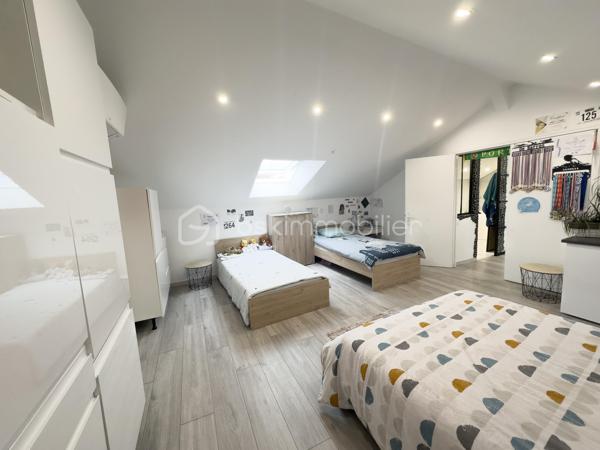 ✨ Maison de caractère – 160 m² rénovés avec goût – Centre historique de Nemours
💰 Prix : 389 000 € FAI | Nemours (77)
Vous rêvez d’un lieu qui allie cachet de l’ancien et confort moderne ?
Cette maison de charme de 160 m², entièrement rénovée, est un véritable bijou caché au cœur historique de Nemours.

Ici, murs en pierre, poutres apparentes et matériaux haut de gamme se mêlent à des équipements modernes pour offrir un confort absolu.

Ses points forts :
Volumes généreux : 9 pièces, dont 3 grandes chambres et un bureau
3 salles de bains et 3 WC : confort pour toute la famille
2 cuisines : idéal pour famille recomposée, colocation ou investissement locatif
Rénovation haut de gamme : double vitrage, climatisation, cuisine en granite
Maison saine, climatisée et raccordée à la fibre
Calme absolu malgré la situation en plein centre-ville
Un cadre de vie idéal :
1 min à pied des commerces, écoles et mairie
Bus à 90 m, école à 180 m, lycée à 300 m
Gare SNCF à 8 min à pied (Paris Gare de Lyon en 55 min)
Stationnement facile à proximité
Pour qui ?
Grande famille en quête d’espace et de confort
Profession libérale avec besoin d’un espace bureau
Investisseur souhaitant créer un logement indépendant ou valoriser un bien patrimonial
📍 Emplacement premium – Charme authentique – Prête à vivre
💬 Contactez-moi dès aujourd’hui pour planifier votre visite et découvrir tout le potentiel de cette maison unique.