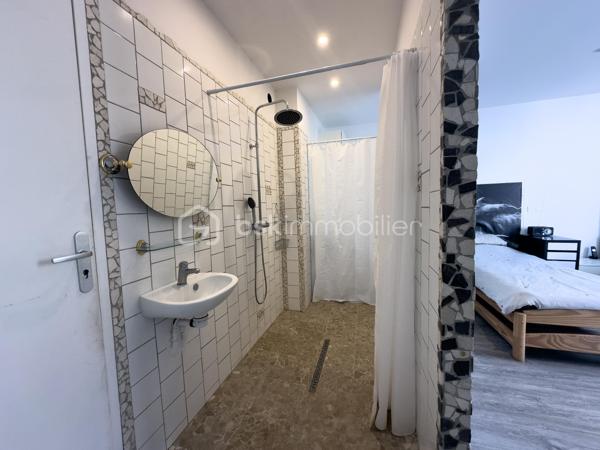 ✨ Maison de caractère – 160 m² rénovés avec goût – Centre historique de Nemours
💰 Prix : 389 000 € FAI | Nemours (77)
Vous rêvez d’un lieu qui allie cachet de l’ancien et confort moderne ?
Cette maison de charme de 160 m², entièrement rénovée, est un véritable bijou caché au cœur historique de Nemours.

Ici, murs en pierre, poutres apparentes et matériaux haut de gamme se mêlent à des équipements modernes pour offrir un confort absolu.

Ses points forts :
Volumes généreux : 9 pièces, dont 3 grandes chambres et un bureau
3 salles de bains et 3 WC : confort pour toute la famille
2 cuisines : idéal pour famille recomposée, colocation ou investissement locatif
Rénovation haut de gamme : double vitrage, climatisation, cuisine en granite
Maison saine, climatisée et raccordée à la fibre
Calme absolu malgré la situation en plein centre-ville
Un cadre de vie idéal :
1 min à pied des commerces, écoles et mairie
Bus à 90 m, école à 180 m, lycée à 300 m
Gare SNCF à 8 min à pied (Paris Gare de Lyon en 55 min)
Stationnement facile à proximité
Pour qui ?
Grande famille en quête d’espace et de confort
Profession libérale avec besoin d’un espace bureau
Investisseur souhaitant créer un logement indépendant ou valoriser un bien patrimonial
📍 Emplacement premium – Charme authentique – Prête à vivre
💬 Contactez-moi dès aujourd’hui pour planifier votre visite et découvrir tout le potentiel de cette maison unique.