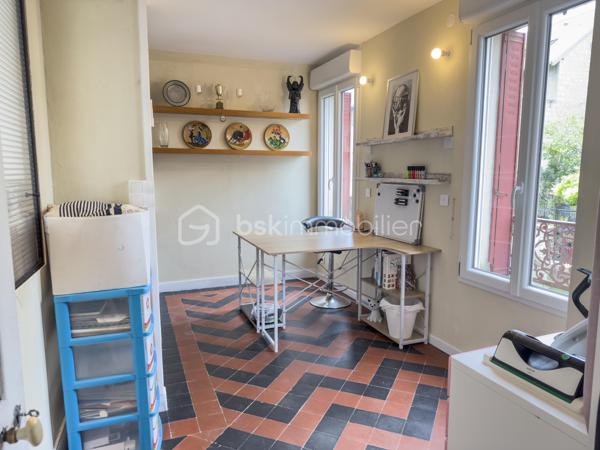 ✨ Maison de caractère – 160 m² rénovés avec goût – Centre historique de Nemours
💰 Prix : 389 000 € FAI | Nemours (77)
Vous rêvez d’un lieu qui allie cachet de l’ancien et confort moderne ?
Cette maison de charme de 160 m², entièrement rénovée, est un véritable bijou caché au cœur historique de Nemours.

Ici, murs en pierre, poutres apparentes et matériaux haut de gamme se mêlent à des équipements modernes pour offrir un confort absolu.

Ses points forts :
Volumes généreux : 9 pièces, dont 3 grandes chambres et un bureau
3 salles de bains et 3 WC : confort pour toute la famille
2 cuisines : idéal pour famille recomposée, colocation ou investissement locatif
Rénovation haut de gamme : double vitrage, climatisation, cuisine en granite
Maison saine, climatisée et raccordée à la fibre
Calme absolu malgré la situation en plein centre-ville
Un cadre de vie idéal :
1 min à pied des commerces, écoles et mairie
Bus à 90 m, école à 180 m, lycée à 300 m
Gare SNCF à 8 min à pied (Paris Gare de Lyon en 55 min)
Stationnement facile à proximité
Pour qui ?
Grande famille en quête d’espace et de confort
Profession libérale avec besoin d’un espace bureau
Investisseur souhaitant créer un logement indépendant ou valoriser un bien patrimonial
📍 Emplacement premium – Charme authentique – Prête à vivre
💬 Contactez-moi dès aujourd’hui pour planifier votre visite et découvrir tout le potentiel de cette maison unique.