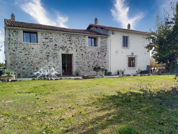 Belle Maison de Campagne en Pierre Rénovée avec Vue Dégagée sur la Campagne