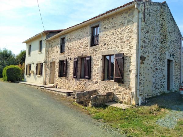 Belle Maison de Campagne en Pierre Rénovée avec Vue Dégagée sur la Campagne