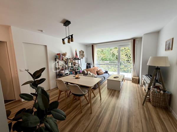 Sonia Rozwadower BSK Immobilier vous présente : 

Un appartement 2 pièces de 47m2 situé au sein d’une résidence récente de 2025, au 3ème et dernier étage, offrant un cadre de vie confortable et moderne, idéal pour une résidence principale comme pour un investissement.

Dès l’entrée, vous découvrez un espace fonctionnel avec rangements, menant à une belle pièce de vie lumineuse de 25m2 avec cuisine ouverte aménagée et équipée, prolongée par un balcon de 5 m² exposé Sud-Est, parfait pour profiter des premiers rayons du soleil.

L’espace nuit se compose d’une chambre agréable de 12m2 ainsi que d’une salle d’eau avec WC.

Situé dans une résidence avec ascenseur, ce bien dispose également d’une place de stationnement extérieur et d’un local vélo, ajoutant un réel confort au quotidien.

Implanté près du Stade de Kerizac, cet appartement bénéficie d’un environnement à la fois pratique et agréable à vivre. Le quartier, en plein développement, séduit par son équilibre entre tranquillité résidentielle et proximité des commodités. Vous profitez d’un cadre de vie fluide, avec un accès rapide aux principaux axes, facilitant les déplacements au quotidien.

Un bien clé en main, aux normes actuelles, offrant un cadre de vie qualitatif et une valeur sûre sur le marché vannetais.

Contactez moi pour organiser une visite!