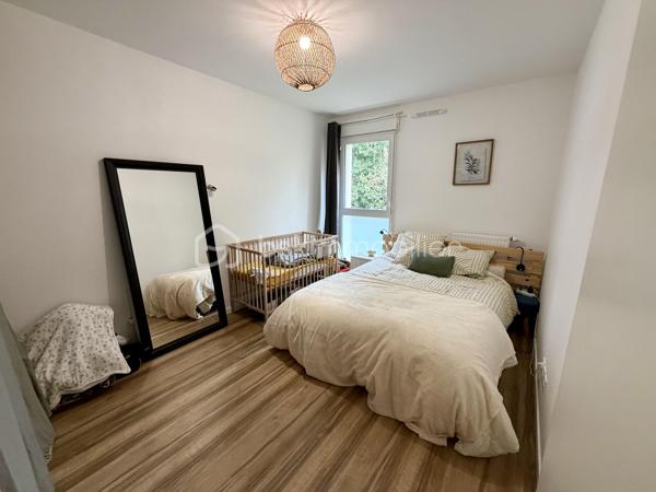 Sonia Rozwadower BSK Immobilier vous présente : 

Un appartement 2 pièces de 47m2 situé au sein d’une résidence récente de 2025, au 3ème et dernier étage, offrant un cadre de vie confortable et moderne, idéal pour une résidence principale comme pour un investissement.

Dès l’entrée, vous découvrez un espace fonctionnel avec rangements, menant à une belle pièce de vie lumineuse de 25m2 avec cuisine ouverte aménagée et équipée, prolongée par un balcon de 5 m² exposé Sud-Est, parfait pour profiter des premiers rayons du soleil.

L’espace nuit se compose d’une chambre agréable de 12m2 ainsi que d’une salle d’eau avec WC.

Situé dans une résidence avec ascenseur, ce bien dispose également d’une place de stationnement extérieur et d’un local vélo, ajoutant un réel confort au quotidien.

Implanté près du Stade de Kerizac, cet appartement bénéficie d’un environnement à la fois pratique et agréable à vivre. Le quartier, en plein développement, séduit par son équilibre entre tranquillité résidentielle et proximité des commodités. Vous profitez d’un cadre de vie fluide, avec un accès rapide aux principaux axes, facilitant les déplacements au quotidien.

Un bien clé en main, aux normes actuelles, offrant un cadre de vie qualitatif et une valeur sûre sur le marché vannetais.

Contactez moi pour organiser une visite!