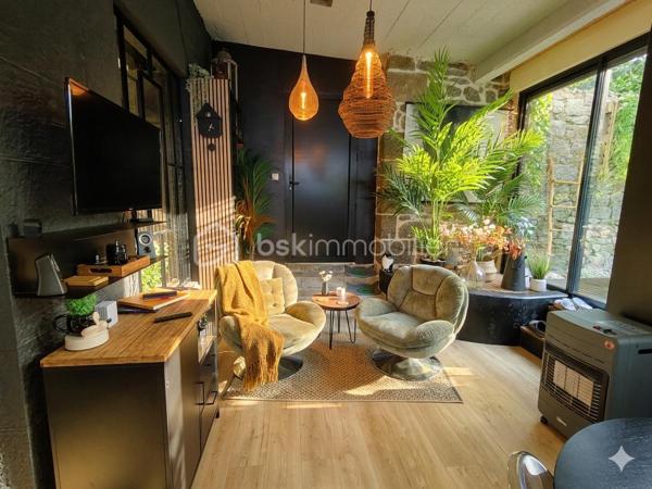 35460 MAEN ROCH - Nadège Garavaglia BSK Immobilier vous propose cette belle maison en pierres de 140 m², mitoyenne sur un côté, Idéalement située en plein centre bourg, elle saura vous séduire par son cachet, mur en pierres apparents et ses prestations de qualité. Implantée sur un terrain clos de 461 m², sans vis-à-vis, elle ne nécessite aucun travaux : vous n’avez plus qu’à poser vos valises.

Au rez-de-chaussée, vous découvrirez un spacieux séjour lumineux de 42 m², agrémenté d’un poêle à granulés, ainsi qu’une cuisine aménagée avec accès direct à une agréable terrasse semi-couverte exposée sud/est. Une buanderie/arrière-cuisine, une grande chambre ainsi qu’une salle de bain avec WC complète cet espace fonctionnel.

À l’étage, un couloir dessert trois chambres, dont une belle suite parentale avec dressing et salle d’eau privative. Et un WC indépendant.

Au deuxième étage, un grenier offre un espace de stockage supplémentaire.

À l’extérieur, vous profiterez d’un jardin agréable et intimiste, avec un atelier en bardage bois d’environ 13 m².

Les + :

Tout à l’égout
Double vitrage avec volets électriques
Aucun travaux à prévoir
Maison coup de cœur

Une opportunité rare sur le secteur, à visiter sans tarder !
Votre contact Nadège Garavaglia 0672628487  n.garavaglia@bskimmobilier.com
