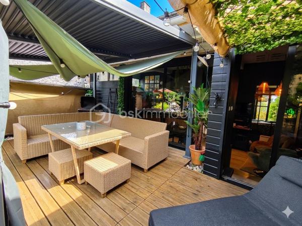 35460 MAEN ROCH - Nadège Garavaglia BSK Immobilier vous propose cette belle maison en pierres de 140 m², mitoyenne sur un côté, Idéalement située en plein centre bourg, elle saura vous séduire par son cachet, mur en pierres apparents et ses prestations de qualité. Implantée sur un terrain clos de 461 m², sans vis-à-vis, elle ne nécessite aucun travaux : vous n’avez plus qu’à poser vos valises.

Au rez-de-chaussée, vous découvrirez un spacieux séjour lumineux de 42 m², agrémenté d’un poêle à granulés, ainsi qu’une cuisine aménagée avec accès direct à une agréable terrasse semi-couverte exposée sud/est. Une buanderie/arrière-cuisine, une grande chambre ainsi qu’une salle de bain avec WC complète cet espace fonctionnel.

À l’étage, un couloir dessert trois chambres, dont une belle suite parentale avec dressing et salle d’eau privative. Et un WC indépendant.

Au deuxième étage, un grenier offre un espace de stockage supplémentaire.

À l’extérieur, vous profiterez d’un jardin agréable et intimiste, avec un atelier en bardage bois d’environ 13 m².

Les + :

Tout à l’égout
Double vitrage avec volets électriques
Aucun travaux à prévoir
Maison coup de cœur

Une opportunité rare sur le secteur, à visiter sans tarder !
Votre contact Nadège Garavaglia 0672628487  n.garavaglia@bskimmobilier.com